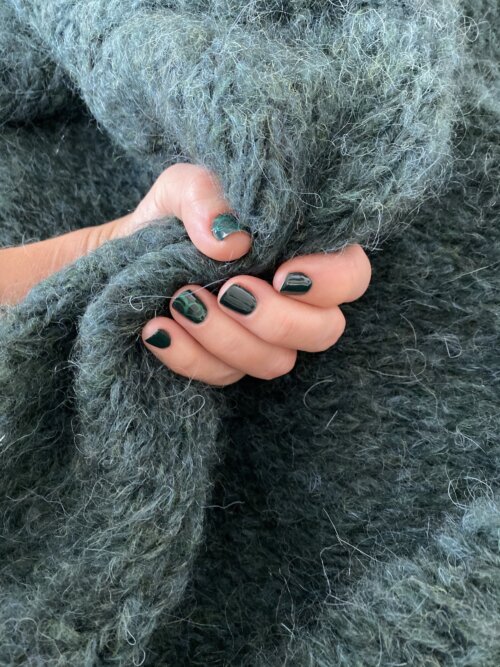 Manicure, nagels met gellak en versiert door middel van stempels